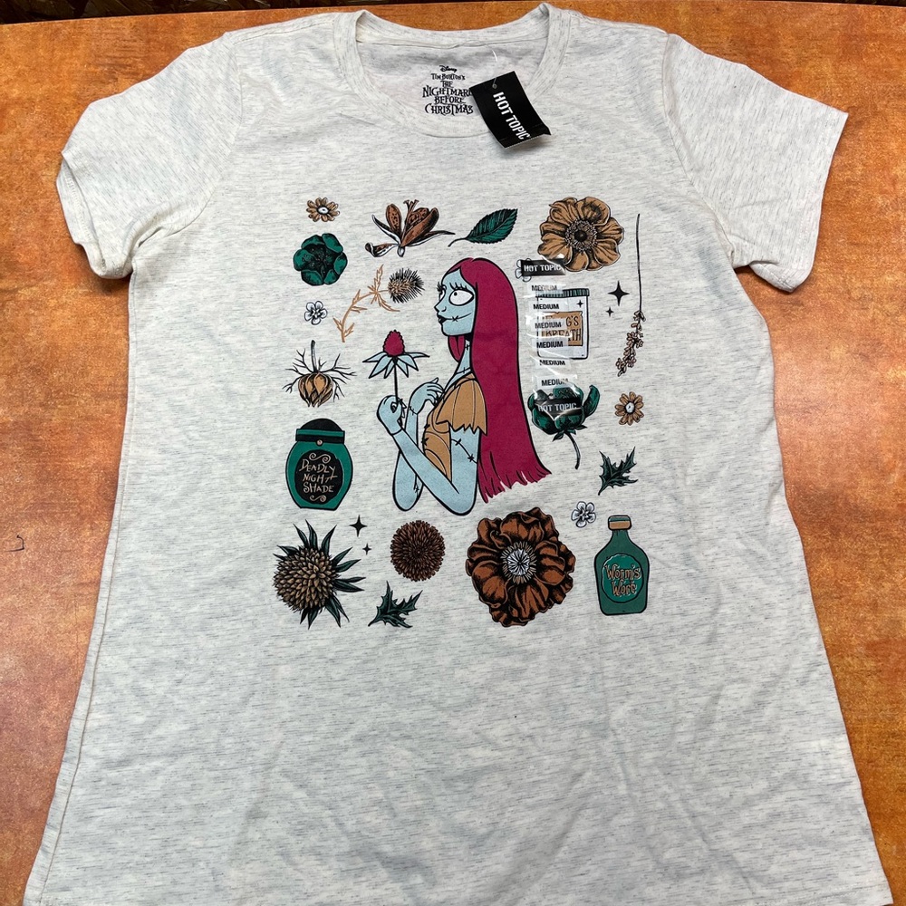 New with tags Disney nightmare before Christmas. Hot topic shirt Sally. Size med